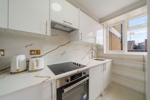 Refrigerador, microondas, horno, placa de cocina