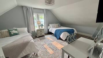 3 habitaciones, escritorio y tabla de planchar con plancha