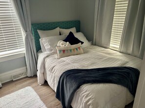 3 slaapkamers, een bureau, een strijkplank/strijkijzer, reisbedje