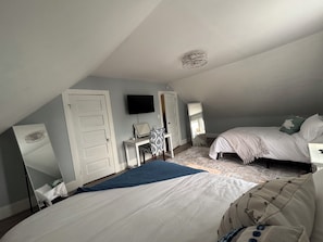 3 chambres, bureau, fer et planche à repasser, lit parapluie