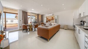 Un apartamento moderno con sala de estar, comedor, cocina y un balcón.