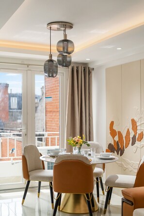 Dining - Timeless Luxury 2 Bedroom Apartment in Coveted Mayfair H9 (London)