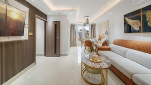 Moderni olohuone, jossa on sohva, sohvapöytä sekä ruokailutila tuoleineen ja pöytineen.