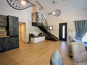 Smart TV, fireplace