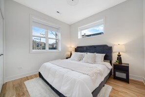 4 habitaciones, escritorio y tabla de planchar con plancha 