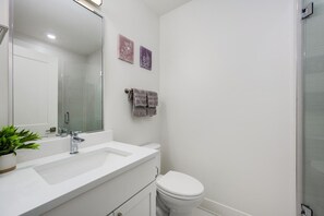 Regadera, secadora de cabello, toallas, jabón 