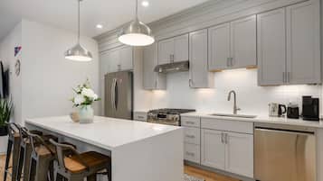 Réfrigérateur, four à micro-ondes, un four, surface de cuisson