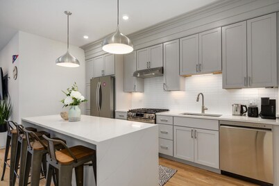 Wrigleyville New-Build 4BR w/ Garage Parking + 1-min Walk to CTA