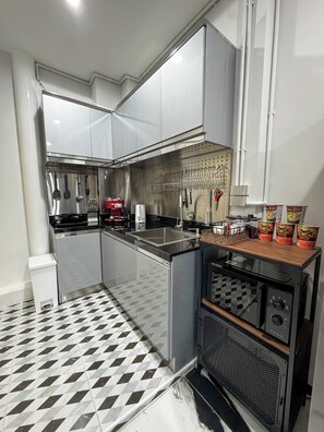 Fridge, microwave, coffee/tea maker, electric kettle