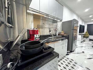 Kühlschrank, Mikrowelle, Wasserkocher mit Kaffee-/Teezubehör