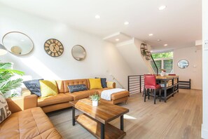 TV connectée, cheminée, livres