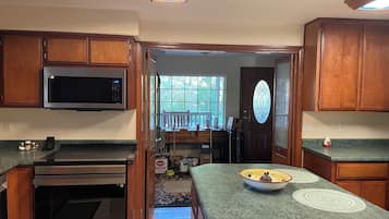 Coffee/tea maker, fridge, microwave, oven