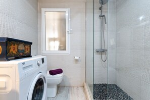 Dusche, Haartrockner, Handtücher