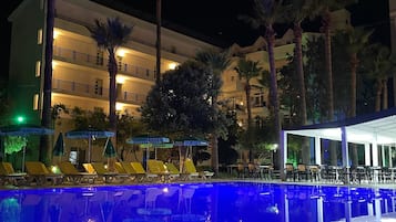2 outdoor pools