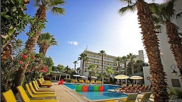 2 piscines extérieures