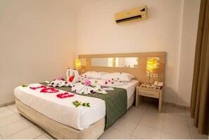 Chambre Standard double ou avec lits jumeaux, balcon, vue sur la piscine | Vue de la chambre