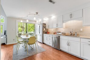 Microwave, oven, stovetop, dishwasher - Silver Lake Escape 12min Walk To Beach (Rehoboth Beach)