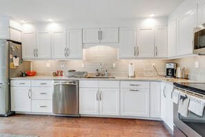 Een microgolfoven, een oven, een kookplaat, een vaatwasser