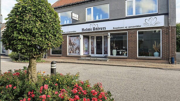 A building with a sign reading 'Holms Univers' and 'Brugskunst og gaveartikler'. - 5 Person Holiday Home in Snedsted (Snedsted)