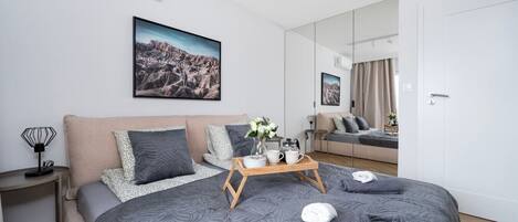 3 habitaciones, escritorio, tabla de planchar con plancha y wifi gratis