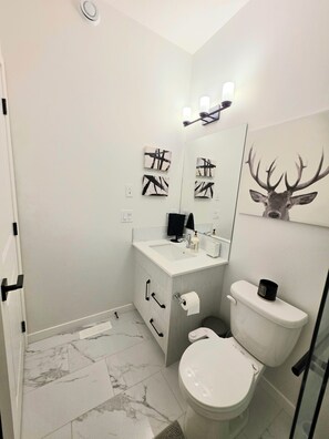 Sèche-cheveux, bidet, serviettes fournies, savon