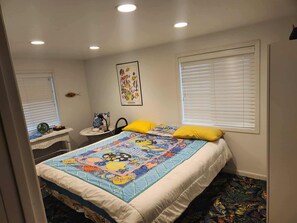 7 bedrooms, WiFi, bed sheets