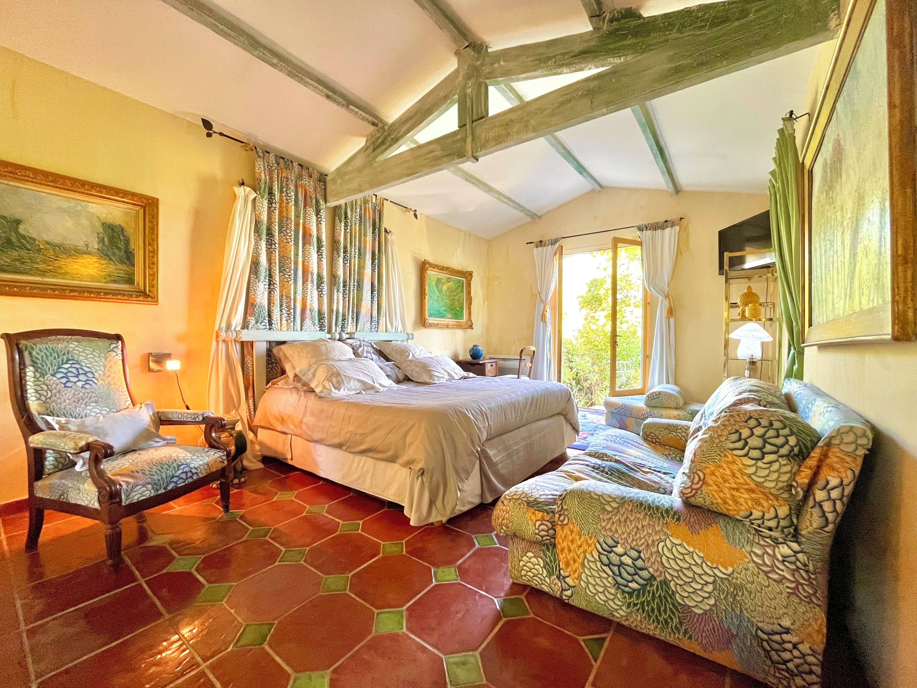 3 bedrooms, desk, iron/ironing board, WiFi (free)
