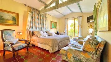 3 bedrooms, desk, iron/ironing board, WiFi (free)