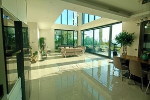 Fernseher, Tischtennisplatte