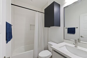 Hair dryer, towels, soap, toilet paper - Charming 2-bedroom apartment with WiFi, AC in fabulous Alton/Mission Tx. (Alton)
