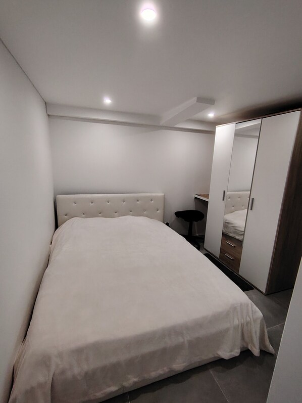 1 chambre, fer et planche à repasser, Wi-Fi gratuit, draps fournis