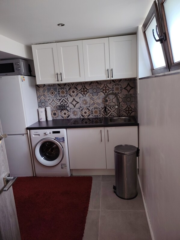 Fridge, microwave, stovetop, coffee/tea maker