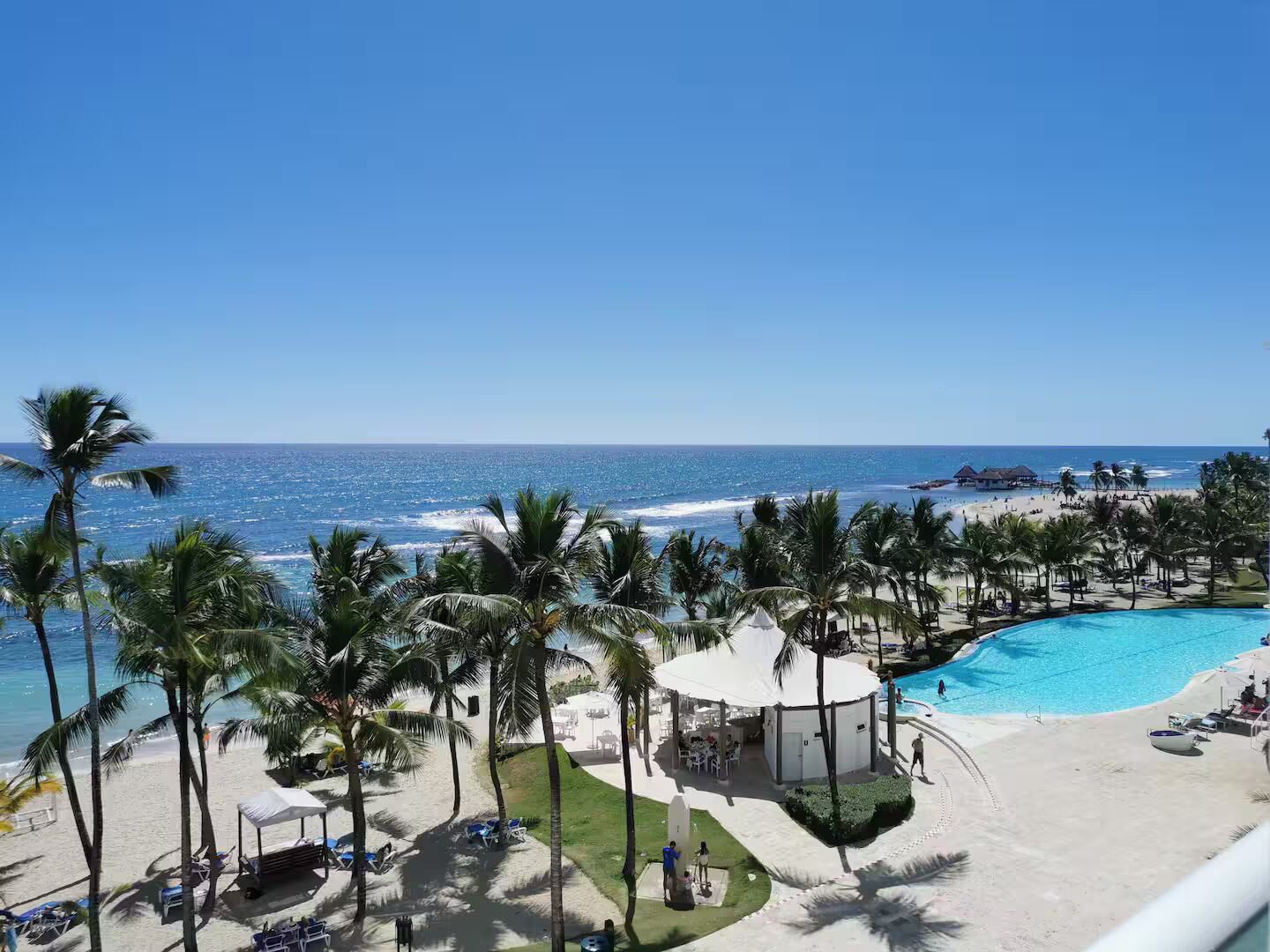 Ein Resort mit Pool, Strand und Meerblick.