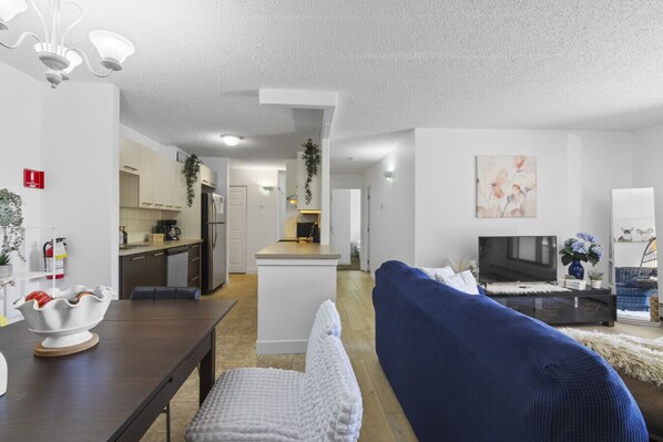 Smart TV - Lovely 2-Bedroom at Stampede | Free Parking (Calgary)
