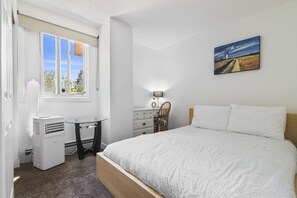 2 bedrooms, iron/ironing board, travel crib, free WiFi - Stylish 2BR by Stampede, Free Parking, Terrasse (Calgary)