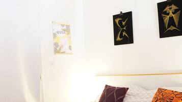 1 chambre, bureau, fer et planche Ă repasser, lit parapluie