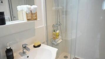 SĂšche-cheveux, serviettes fournies, savon, shampoing