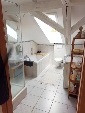 Een haardroger, handdoeken, zeep, toiletpapier