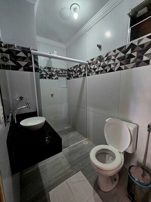Regadera, toallas, jabón, papel de baño 