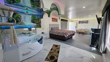 Deluxe Single Room, Non Smoking | Living area