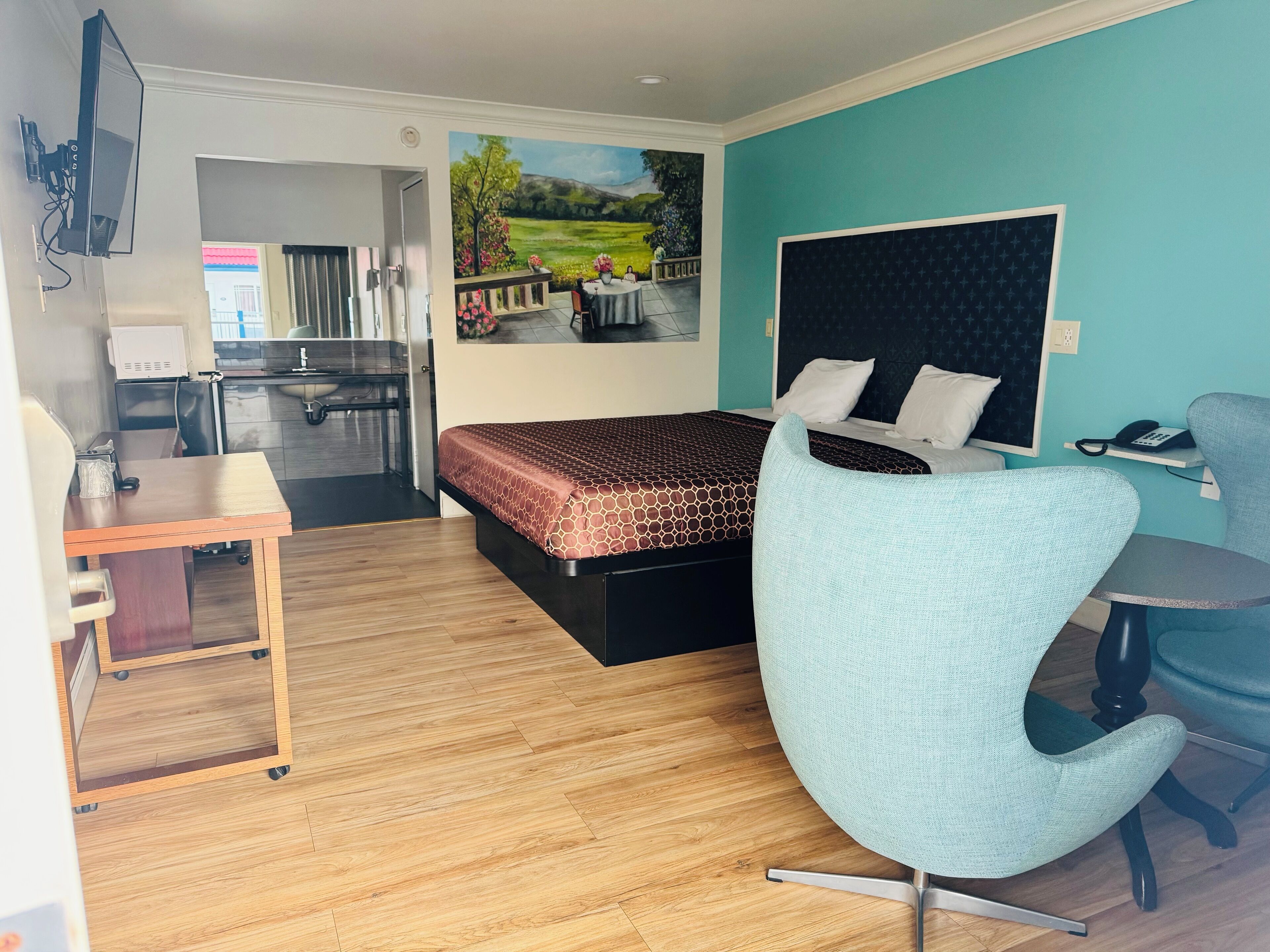 Standard Single Room, 1 King Bed, Smoking | Desk, laptop workspace, free WiFi