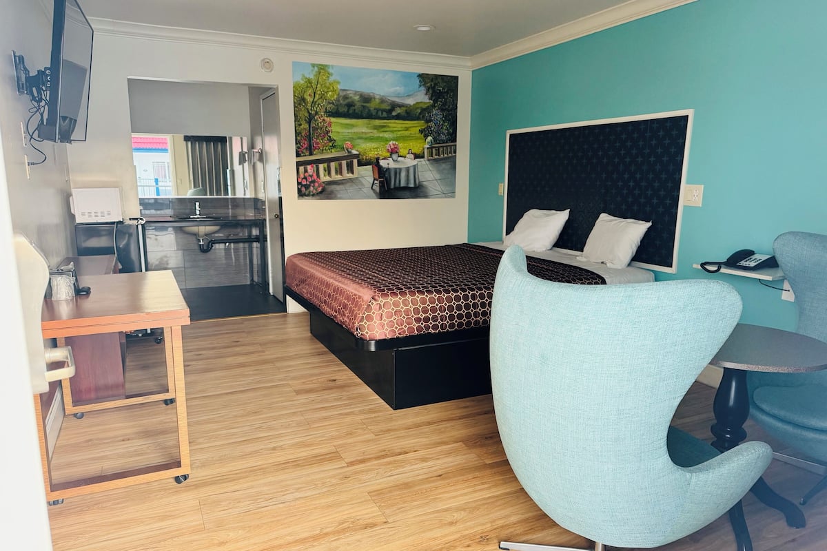 Standard Single Room, 1 King Bed, Smoking | Desk, laptop workspace, free WiFi