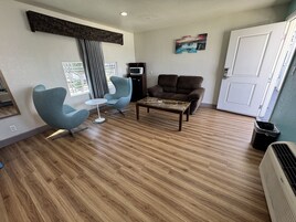 Deluxe Room, Smoking | Living area