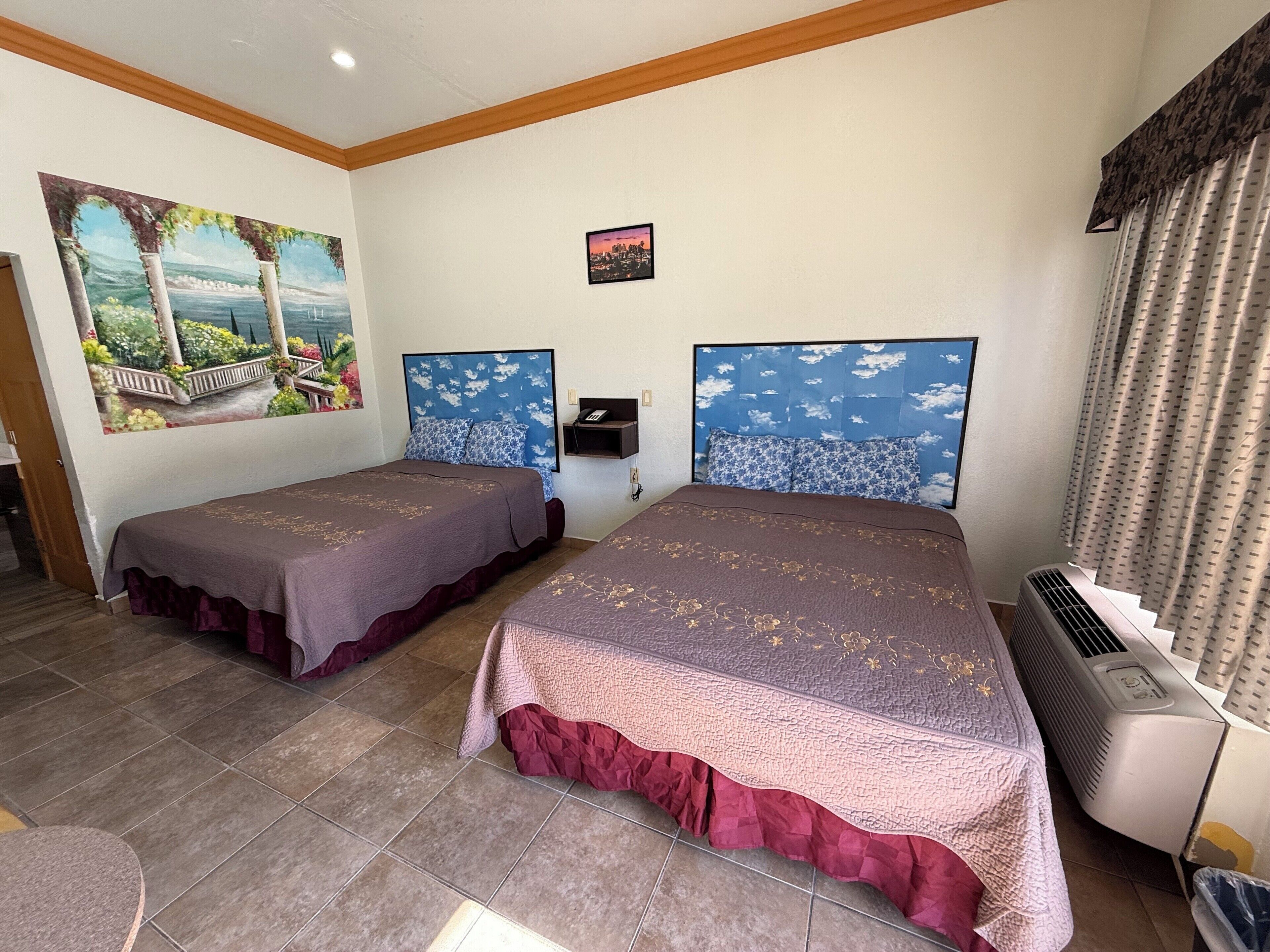 Habitación individual familiar, 2 camas Queen size, para fumadores | Escritorio, espacio para trabajar con laptop y wifi gratis 