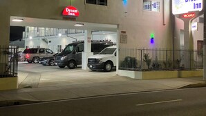 A hotel entrance with a 'Dream Inn' sign, multiple parking spaces, and a 'VACANCY' sign. - Dream Inn (Inglewood)
