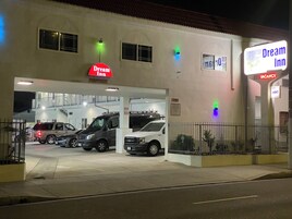 Fachada de la propiedad por la tarde o noche