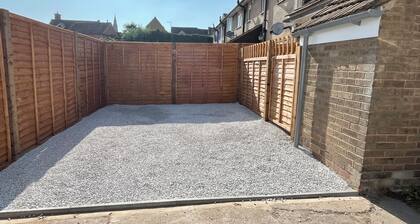 Cosy cottage in the heart of Stamford with parking