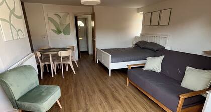 Cosy cottage in the heart of Stamford with parking