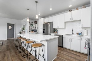 R�éfrigérateur, micro-ondes, four, plaque de cuisson