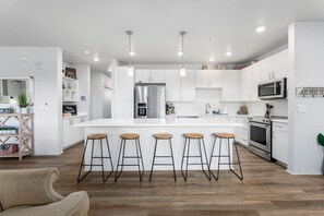 Geladeira, micro-ondas, fogão, cooktop